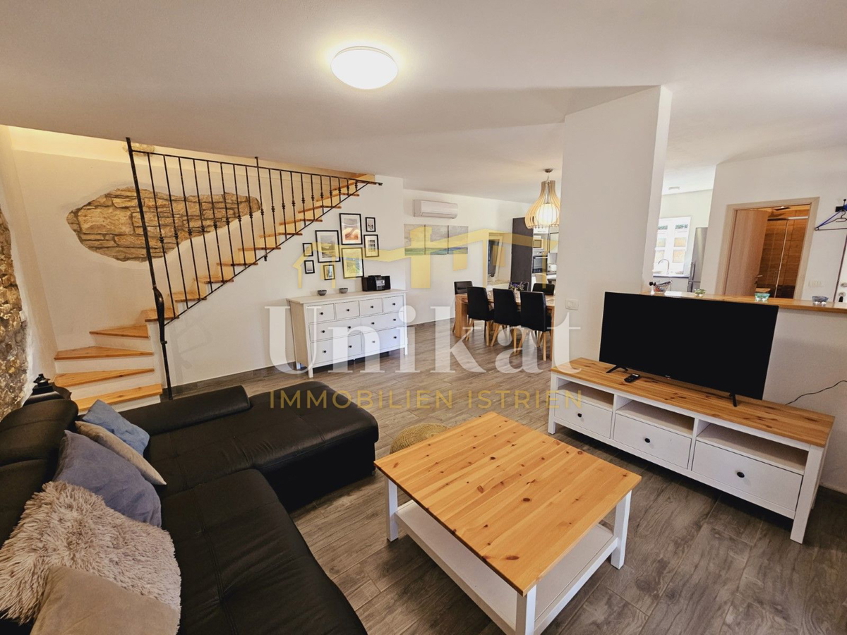 Posest z obnovljeno kamnito hišo, vrtom in bazenom